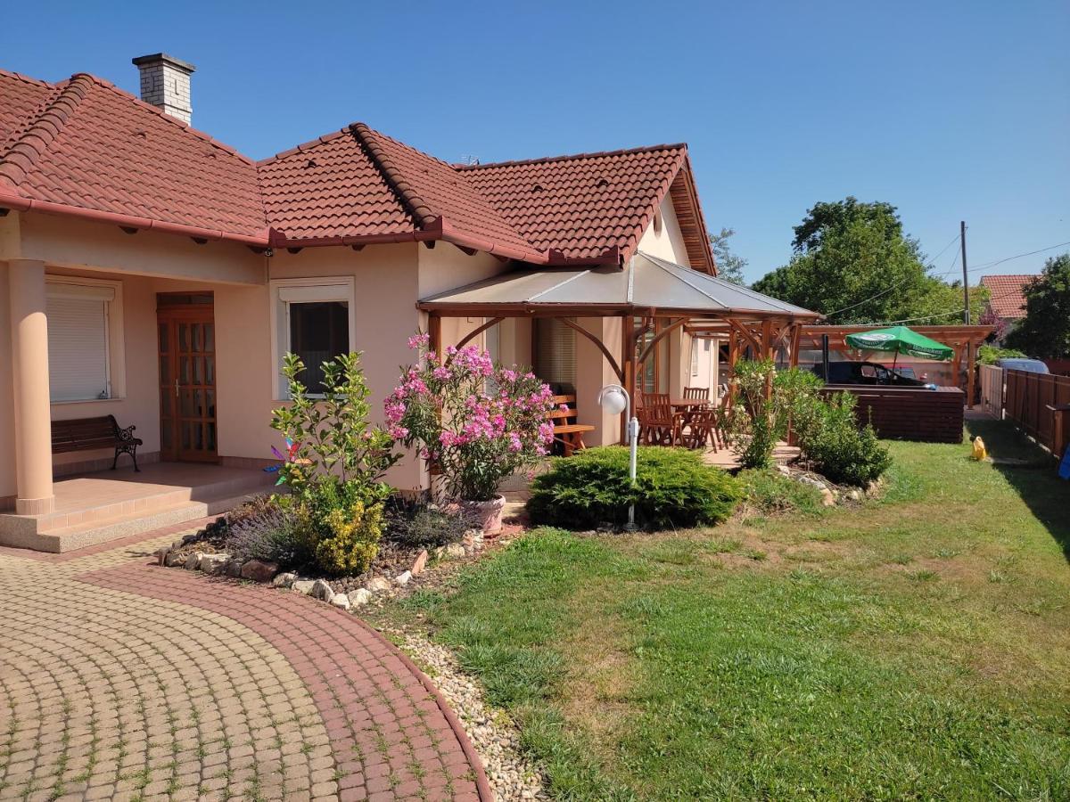 Aqua Azur Apartman Hajdúszoboszló Екстериор снимка